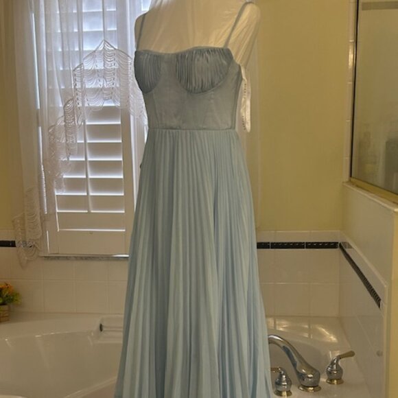 Gorgeous light blue Evening Gown Size 4 - Picture 4 of 5